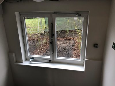 požární odvětrání schodišt - zavřená okna s nainstalovanými otvírači oken
