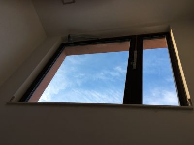 zavřené okno s automatickým otvíračem oken