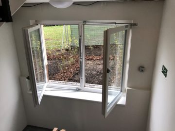 otevřená okna s automatickými otvírači oken pro požární větrání schodiště