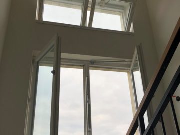 požární odvětrání schodiště - otevřená okna s automatickými otvírači oken