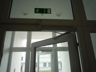 úniková cesta s automaticky ovládaným otevíráním dveří