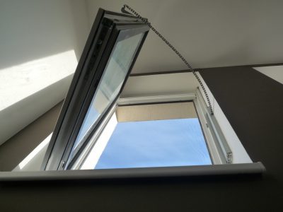 automatické otevírání oken nainstalované pro požární větrání budovy