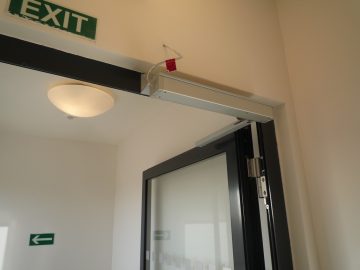 otevřené dveře únikové cesty s automatickým otvíračem dveří