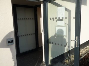 otevřené dveře s automatickým otvíračem pro případ požáru