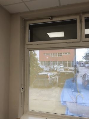 Mechanický zámkový otvírač sklopných oken - zavřená okna