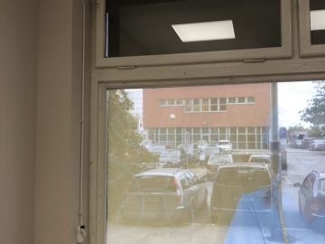Mechanický zámkový otvírač sklopných oken - zavřená okna