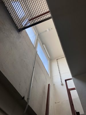Požární odvětrání schodiště se sklopnými okny