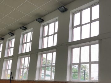 Okna tělocvičny s otvírači oken, zavřená okna