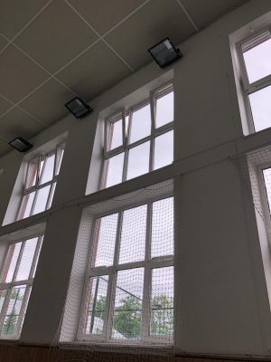 Okna tělocvičny s otvírači oken, otevřená okna