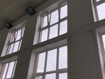 Okna tělocvičny s otvírači oken, otevřená okna
