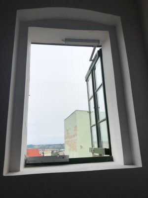 Elektrické otvírače oken pro požární odvětrání - otevřená okna