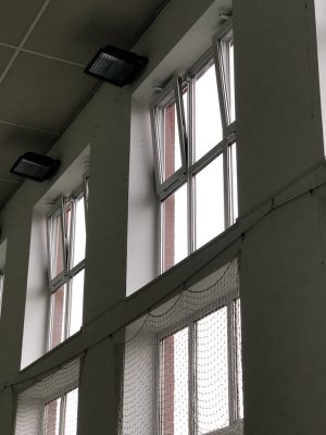 Okna tělocvičny s elektrickými otvírači oken, otevřené okno