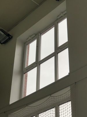 Okna tělocvičny s otvírači oken, zavřené okno
