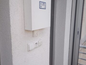 Centrální jednotka a termostat pro ovládání automatického otvírání oken v zimní zahradě
